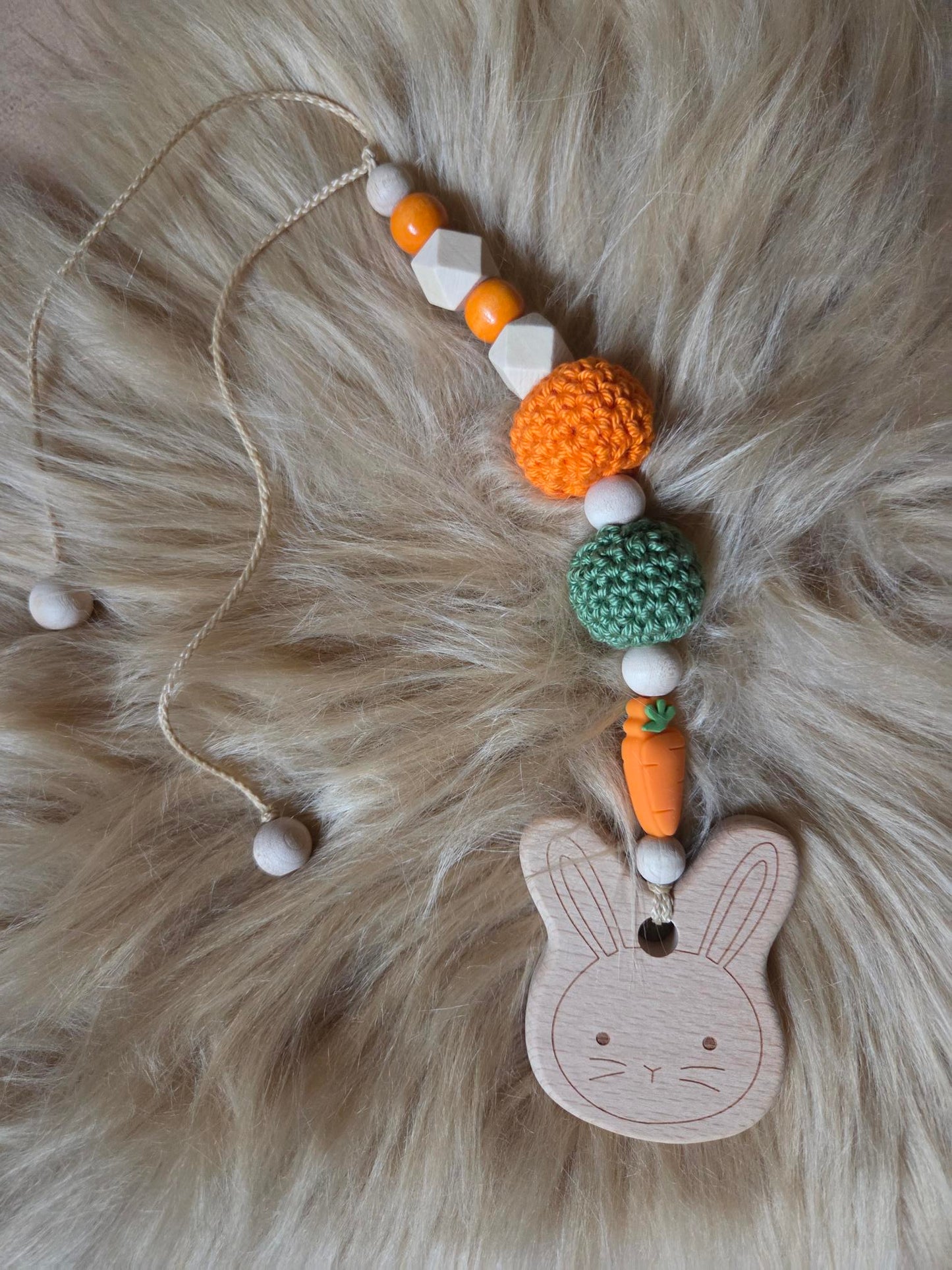 Maxi-Cosi-Anhänger "Bunny mit Karotte"