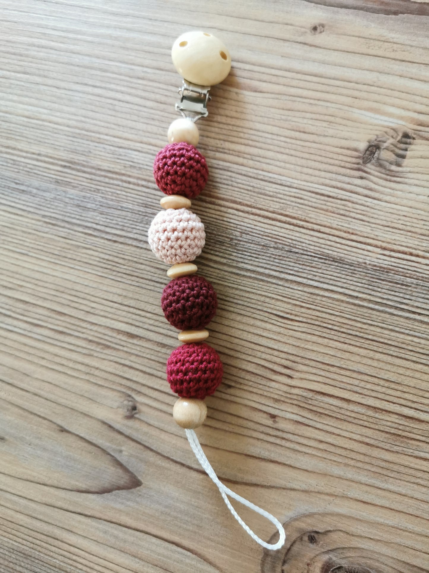 Schnullerkette mit roten Häkelperlen