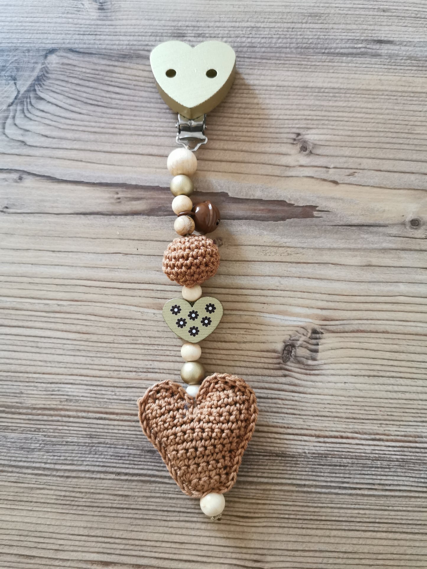 Maxi-Cosi-Anhänger mit Häkelherz braun