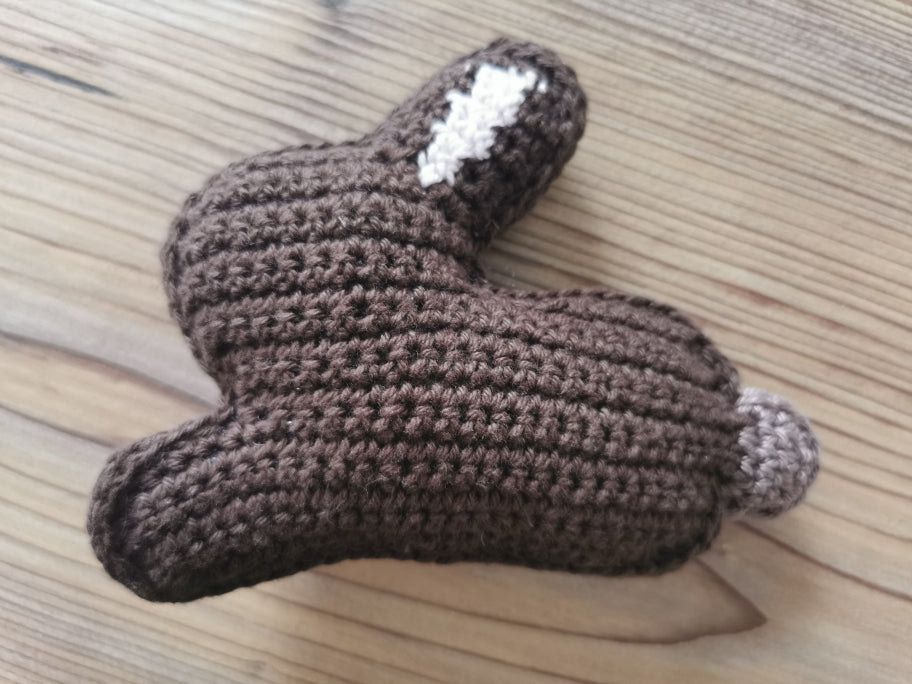 kleines Rasselhäschen dunkelbraun